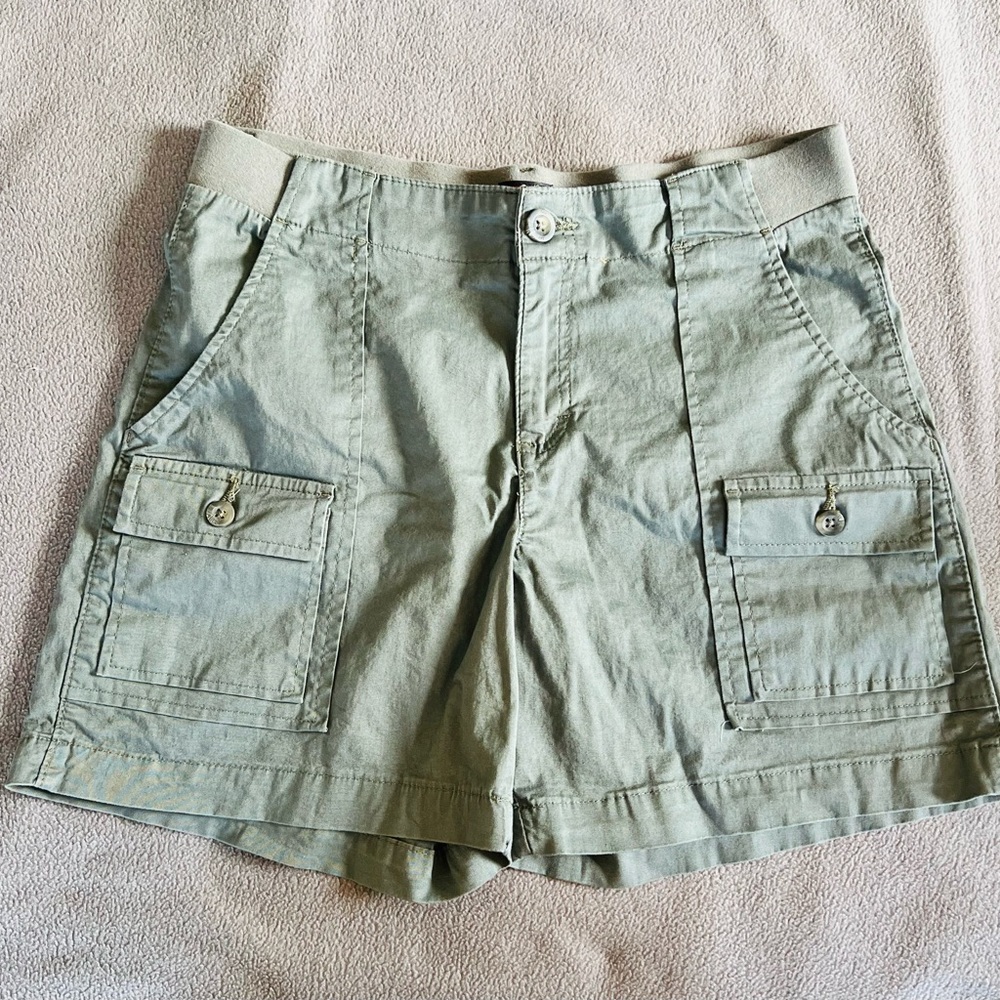 Women’s Lee size 8 Green Cargo Shorts
